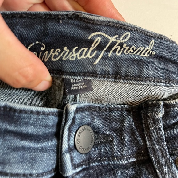Universal Thread Distressed Jeans - Picture 4 of 9